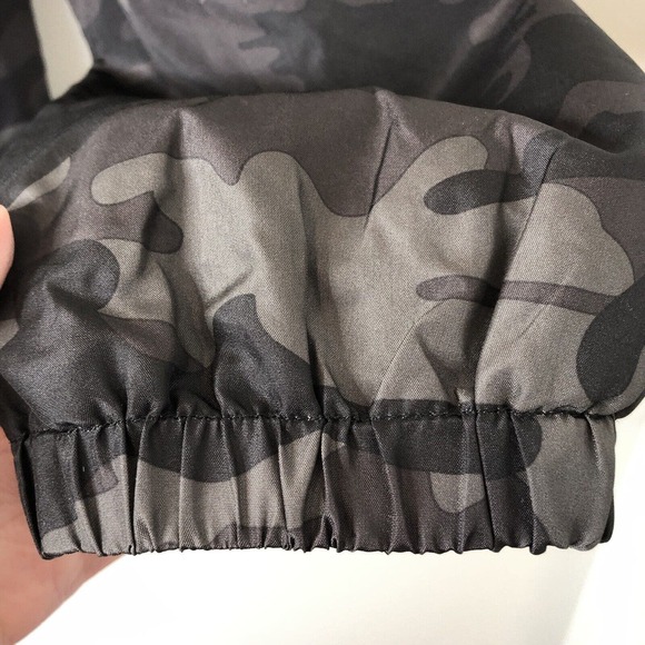 Sanctuary NWT Women's Short Camouflage Full Zip Anorak in Grey Camo Size Small - Picture 2 of 10